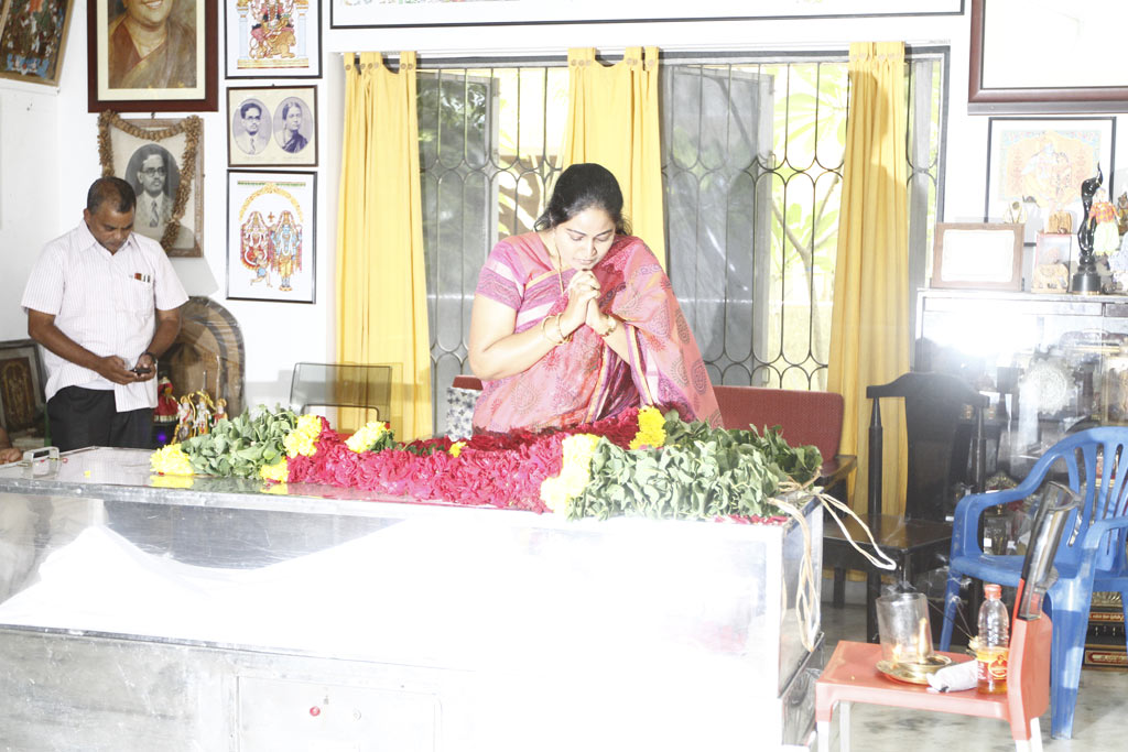 Celebrities Pay Tribute To Bapu