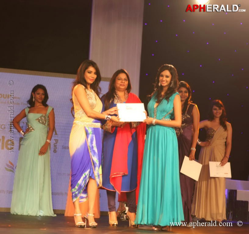 Celebs at Femina Style Diva Pune 2013