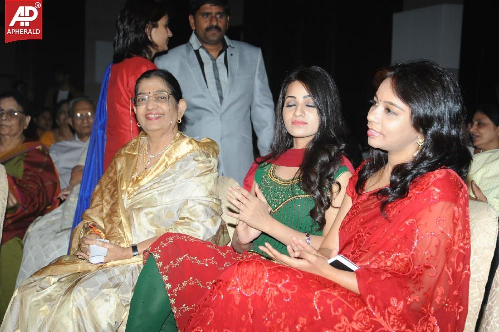 Celebs At GR8 Awards 2013 Photos