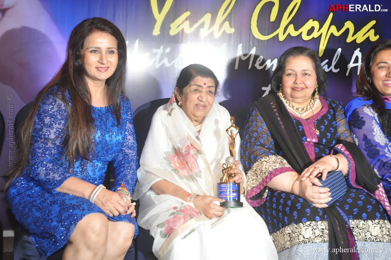 Celebs at Yash Chopra Memorial Awards Pics