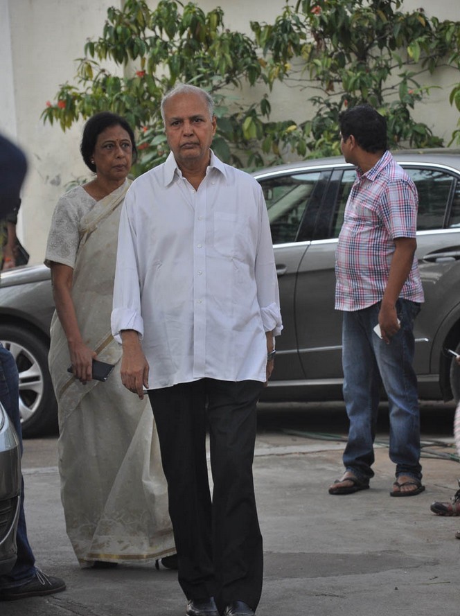 Celebs pay tributes to Nandamuri Janakiram