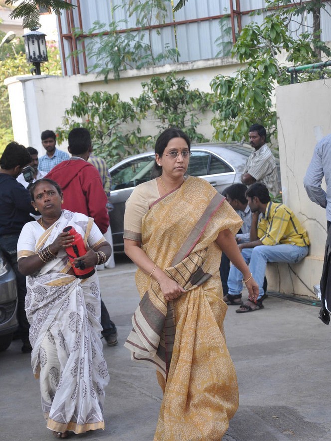 Celebs pay tributes to Nandamuri Janakiram