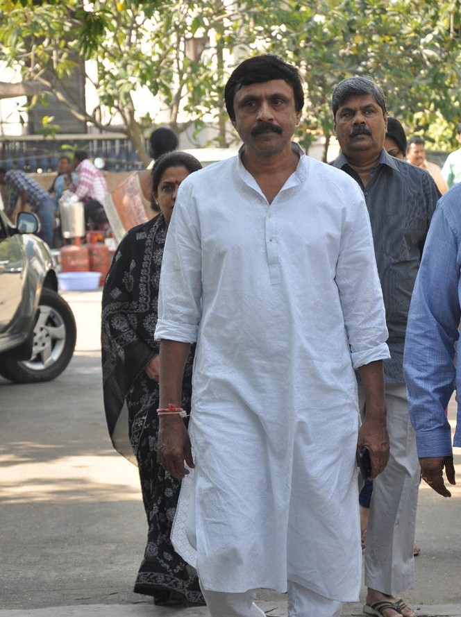 Celebs pay tributes to Nandamuri Janakiram