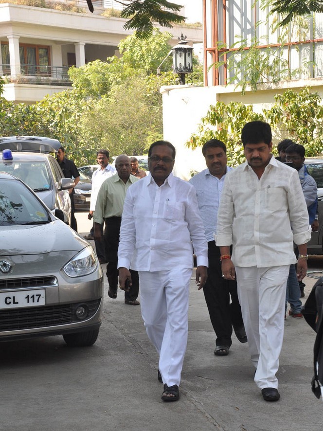 Celebs pay tributes to Nandamuri Janakiram