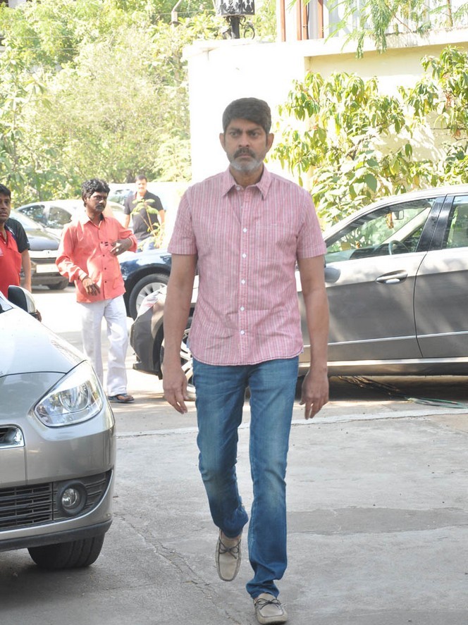 Celebs pay tributes to Nandamuri Janakiram