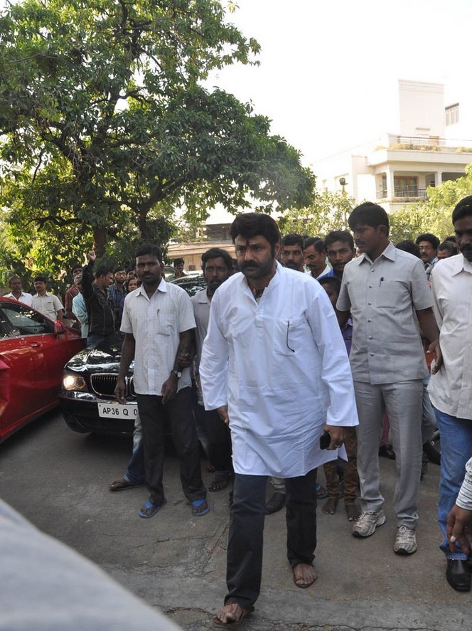 Celebs pay tributes to Nandamuri Janakiram