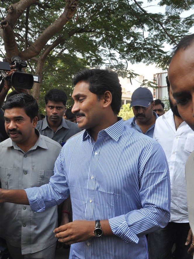 Celebs pay tributes to Nandamuri Janakiram