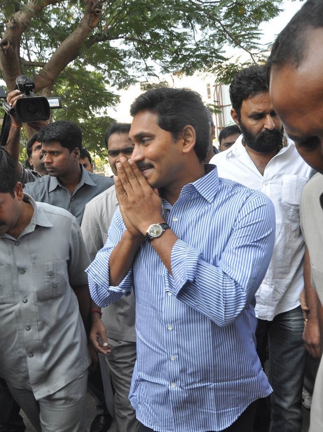 Celebs pay tributes to Nandamuri Janakiram