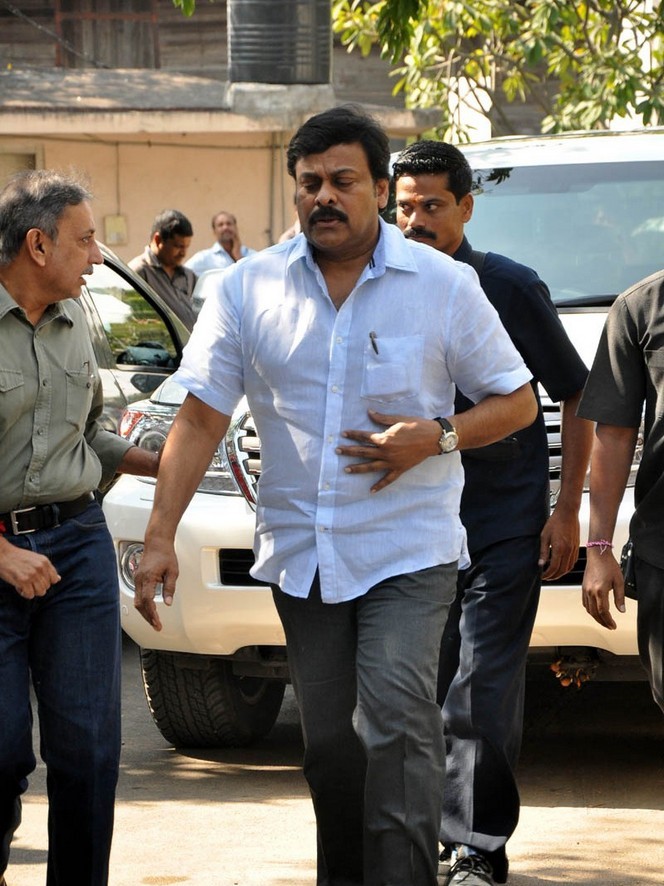 Celebs pay tributes to Nandamuri Janakiram