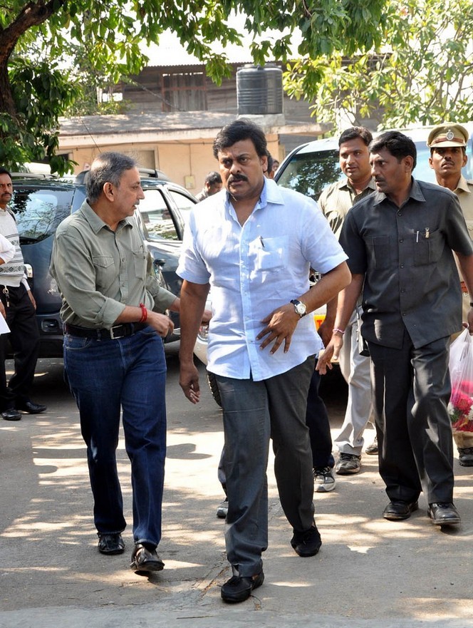 Celebs pay tributes to Nandamuri Janakiram