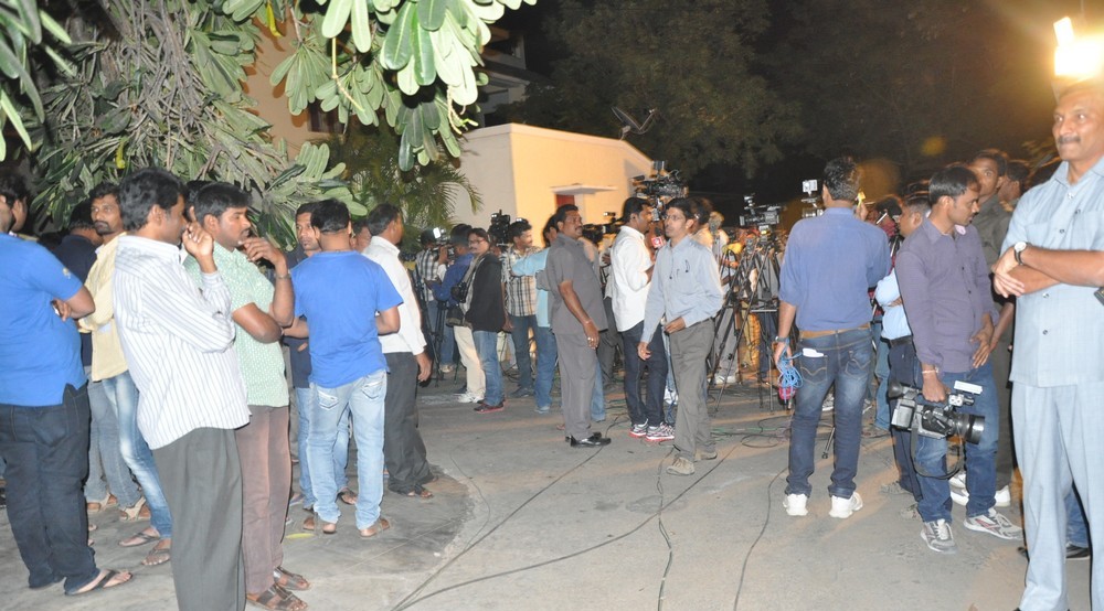 Celebs pay tributes to Nandamuri Janakiram