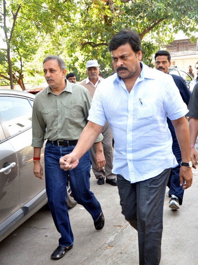 Celebs pay tributes to Nandamuri Janakiram