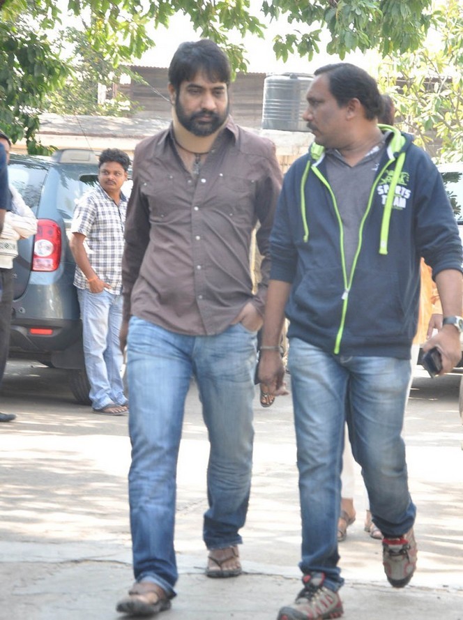 Celebs pay tributes to Nandamuri Janakiram