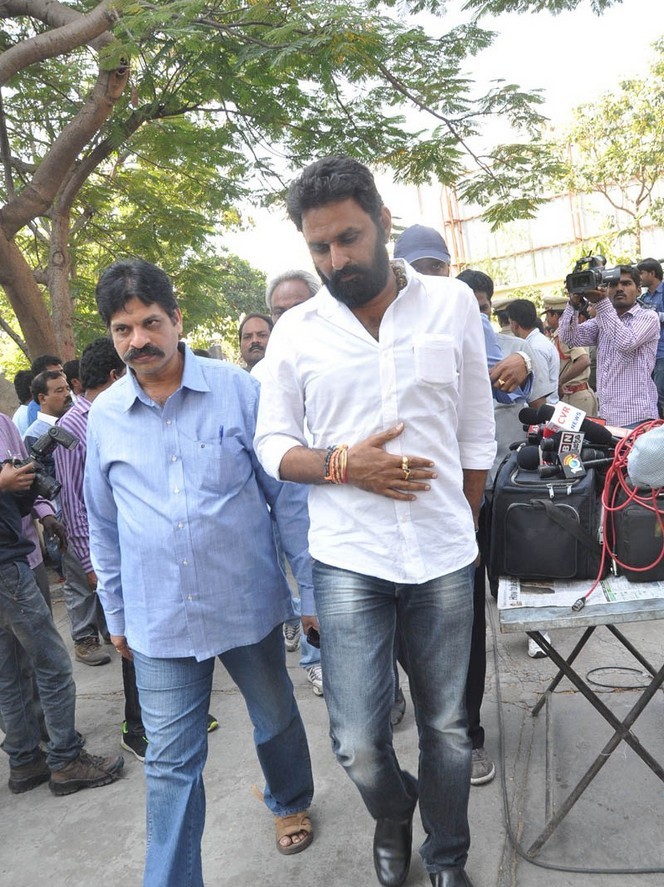 Celebs pay tributes to Nandamuri Janakiram