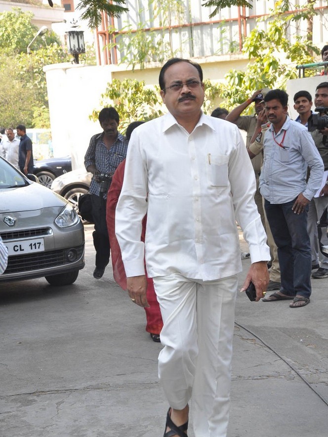 Celebs pay tributes to Nandamuri Janakiram