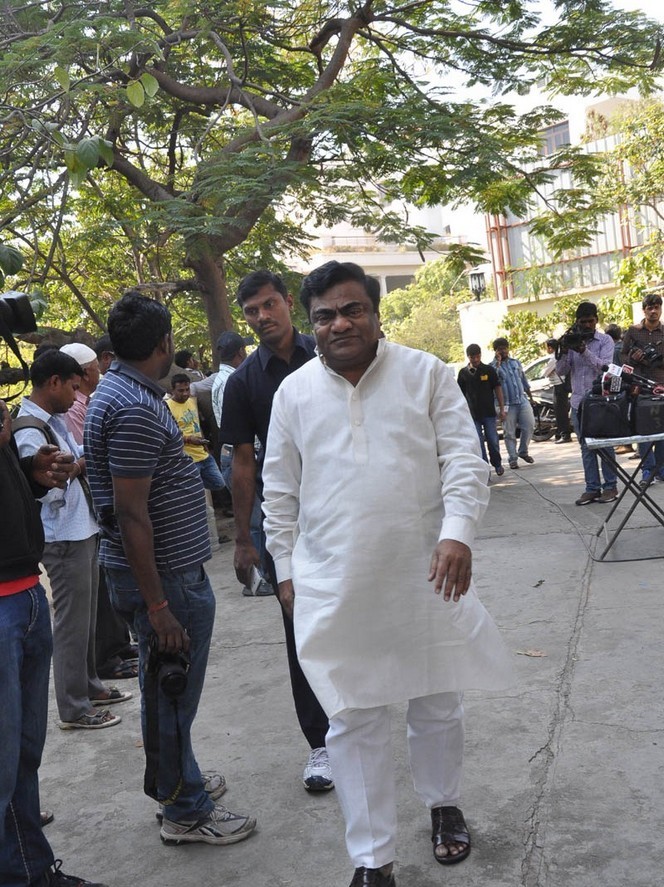 Celebs pay tributes to Nandamuri Janakiram