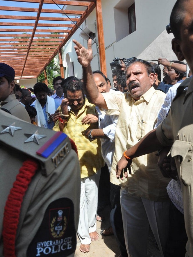 Celebs pay tributes to Nandamuri Janakiram