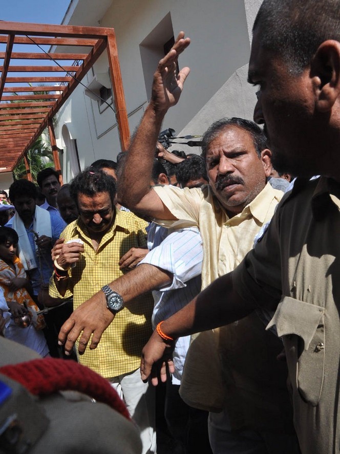 Celebs pay tributes to Nandamuri Janakiram