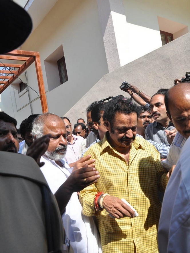 Celebs pay tributes to Nandamuri Janakiram