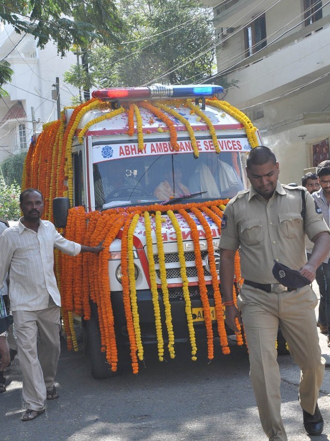 Celebs pay tributes to Nandamuri Janakiram