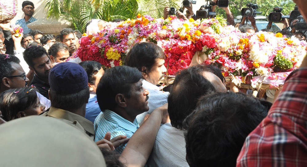 Celebs pay tributes to Nandamuri Janakiram