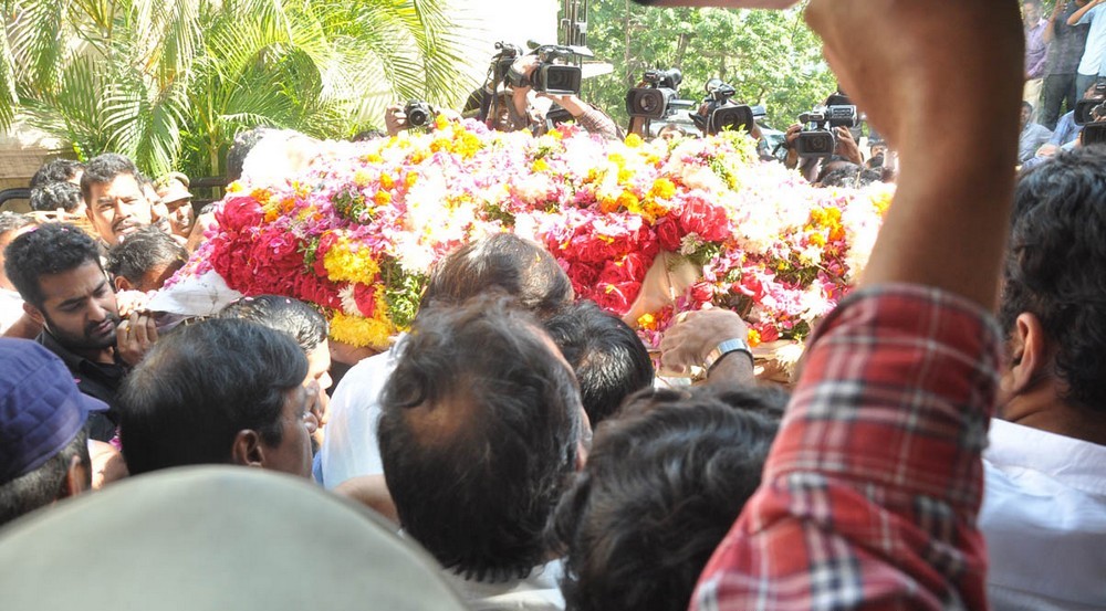 Celebs pay tributes to Nandamuri Janakiram