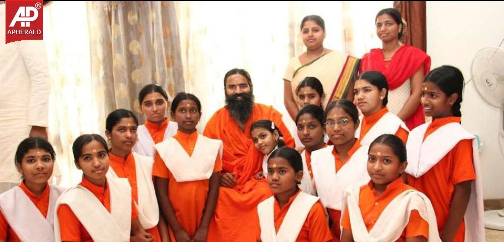 Chandrababu Naidu Mets Ramdev Baba Photos