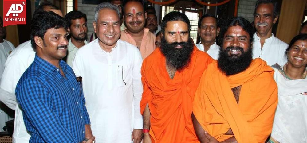 Chandrababu Naidu Mets Ramdev Baba Photos