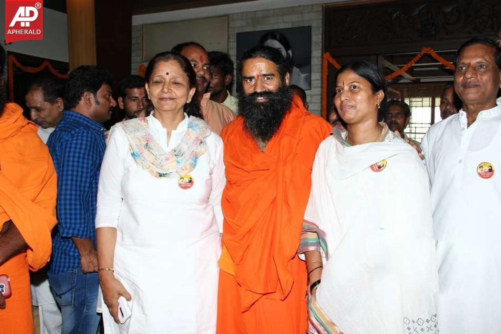 Chandrababu Naidu Mets Ramdev Baba Photos