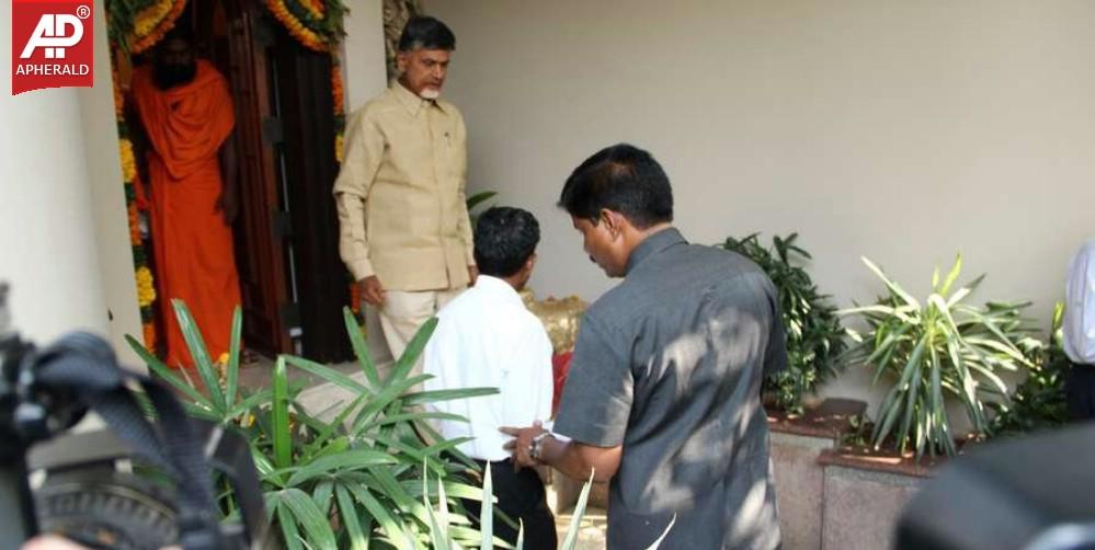 Chandrababu Naidu Mets Ramdev Baba Photos