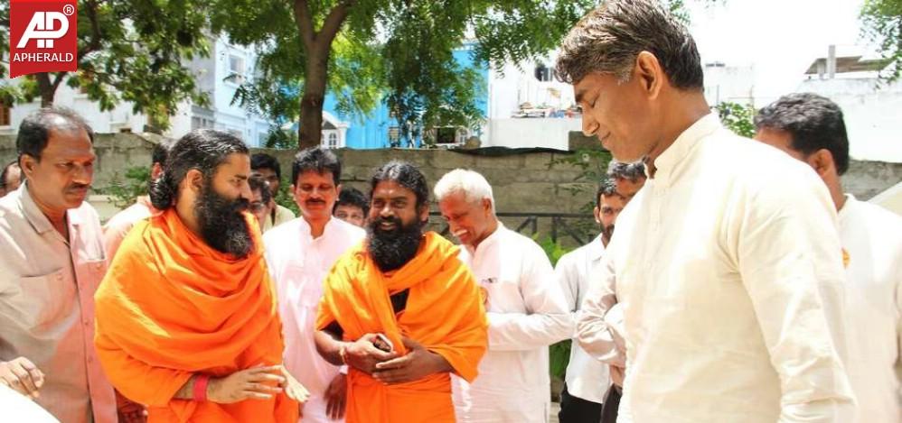 Chandrababu Naidu Mets Ramdev Baba Photos