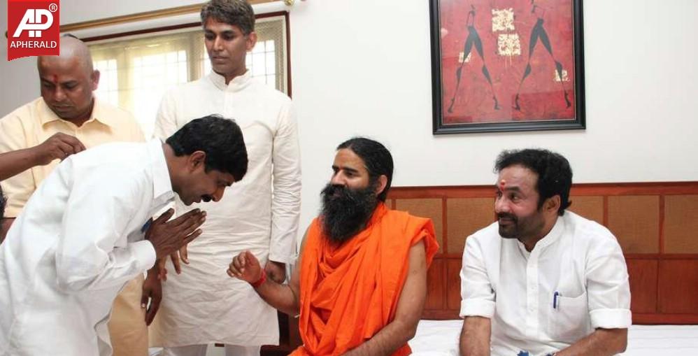 Chandrababu Naidu Mets Ramdev Baba Photos