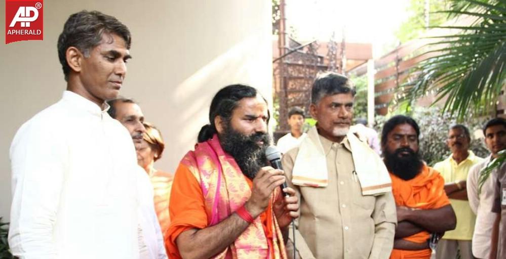 Chandrababu Naidu Mets Ramdev Baba Photos