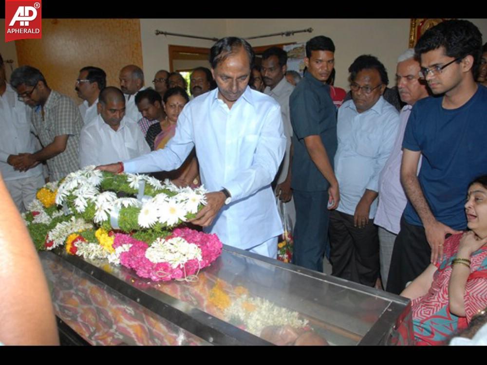 CM KCR Pays Condolence to PS Santosh Kumar