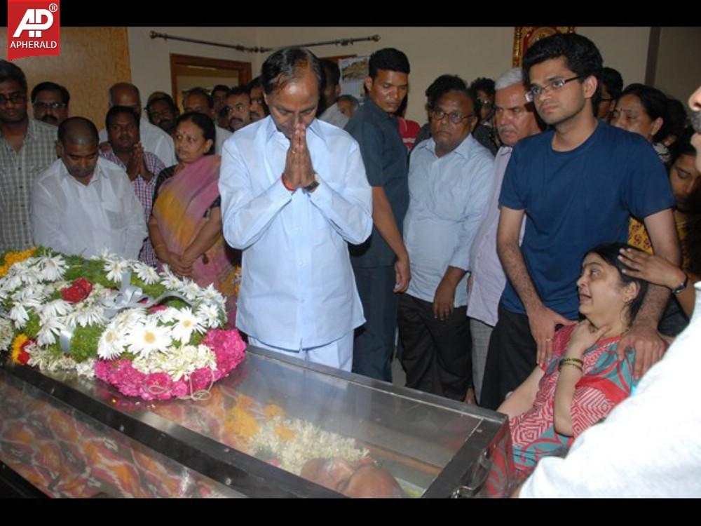 CM KCR Pays Condolence to PS Santosh Kumar