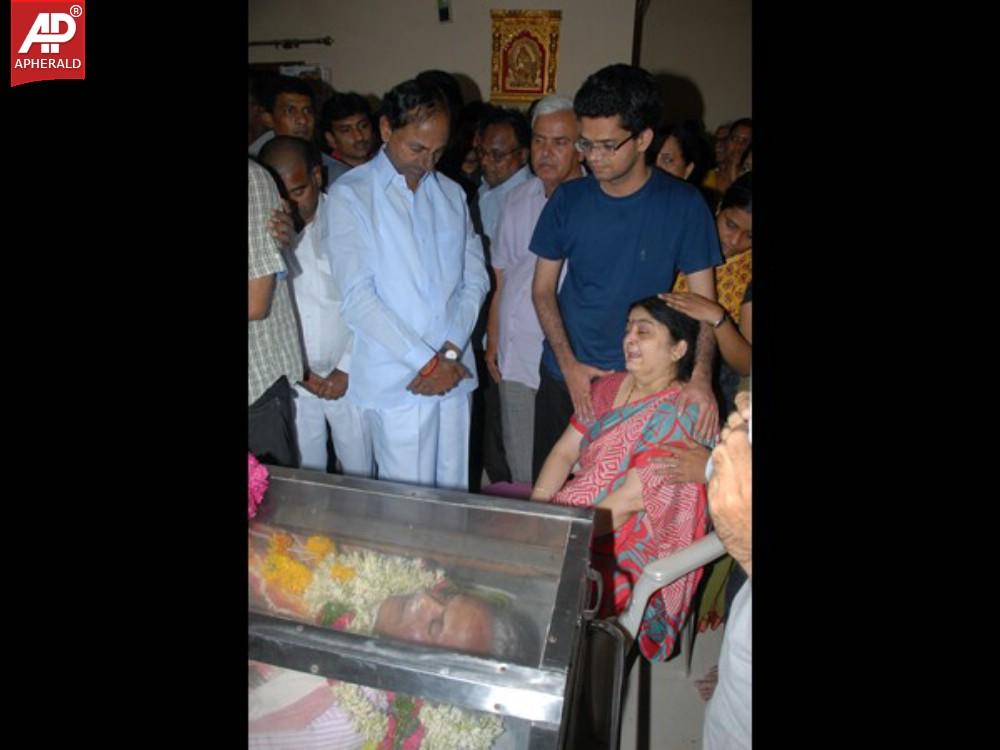 CM KCR Pays Condolence to PS Santosh Kumar