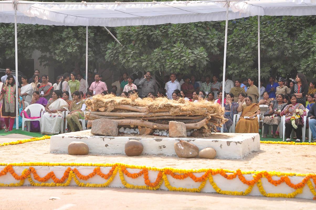 Dr D Ramanaidu Funeral Photos