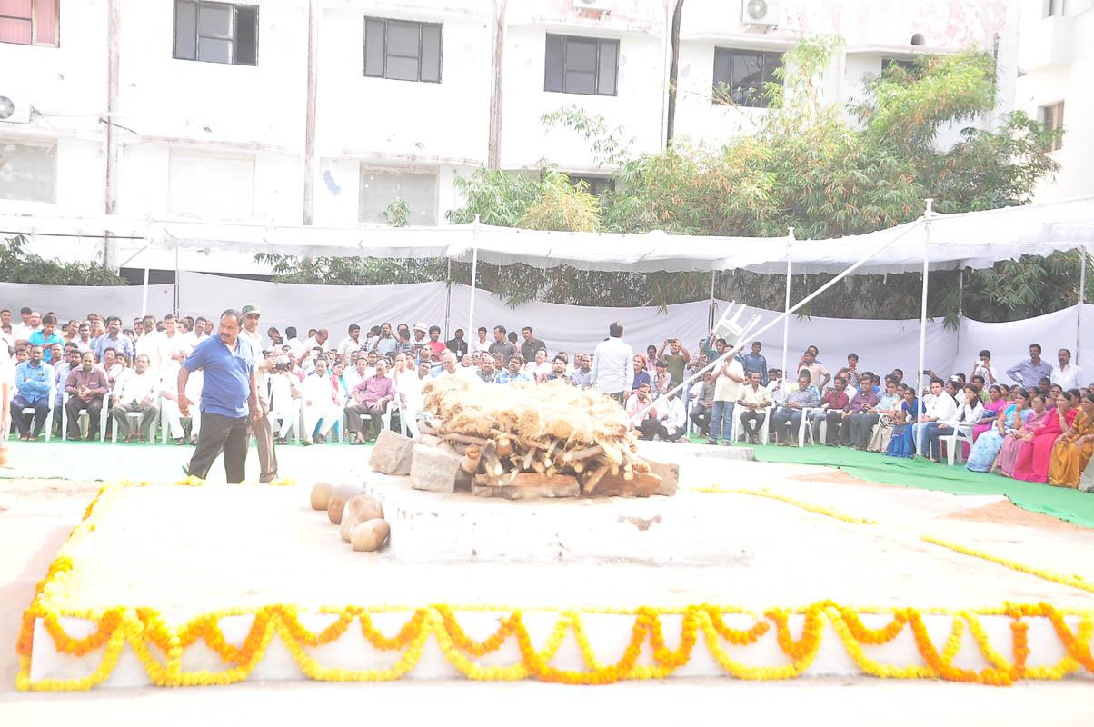 Dr D Ramanaidu Funeral Photos