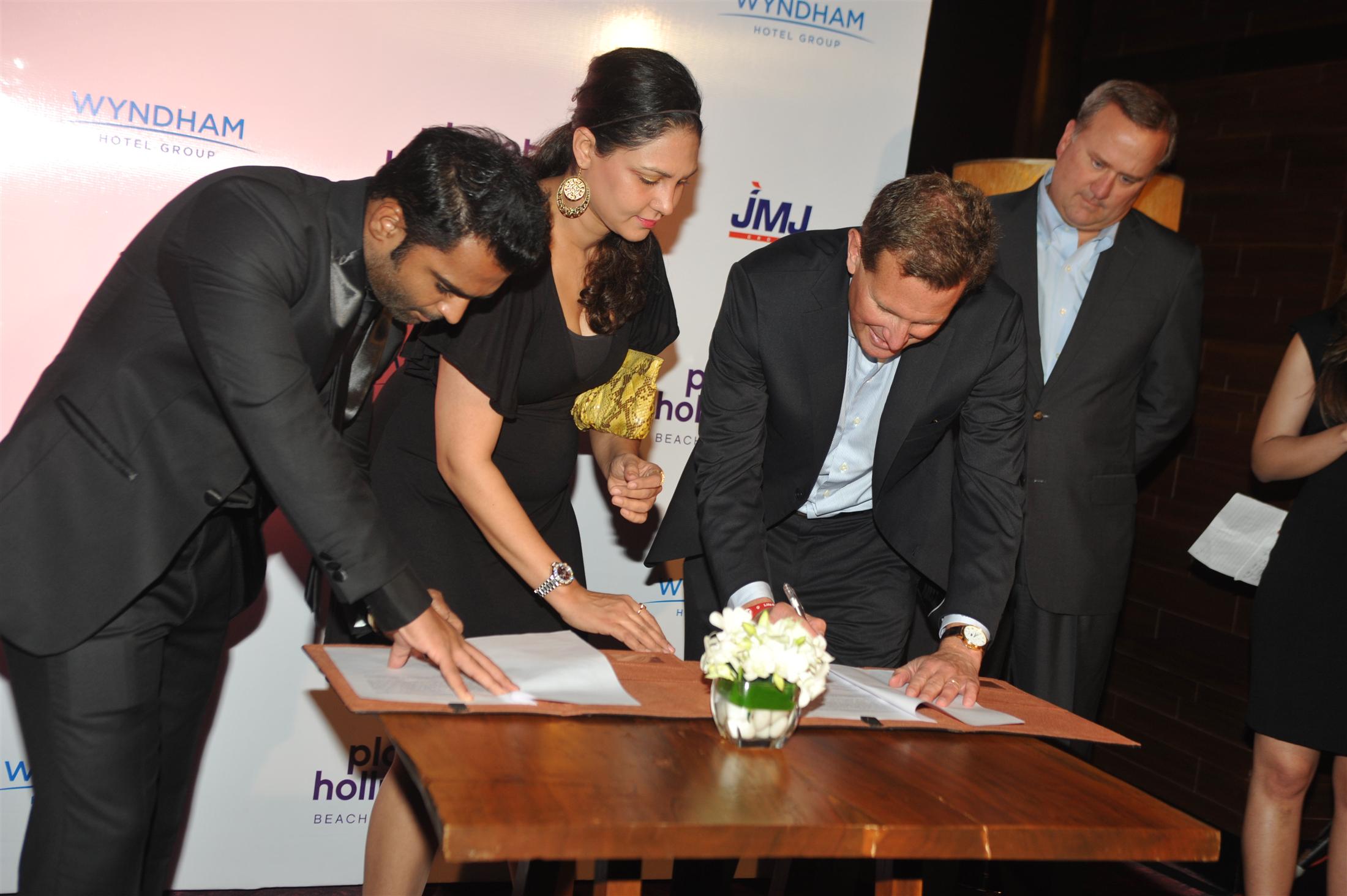 Gauri Khan at First Planet Hollywood Hotel In India Signing Ceremony