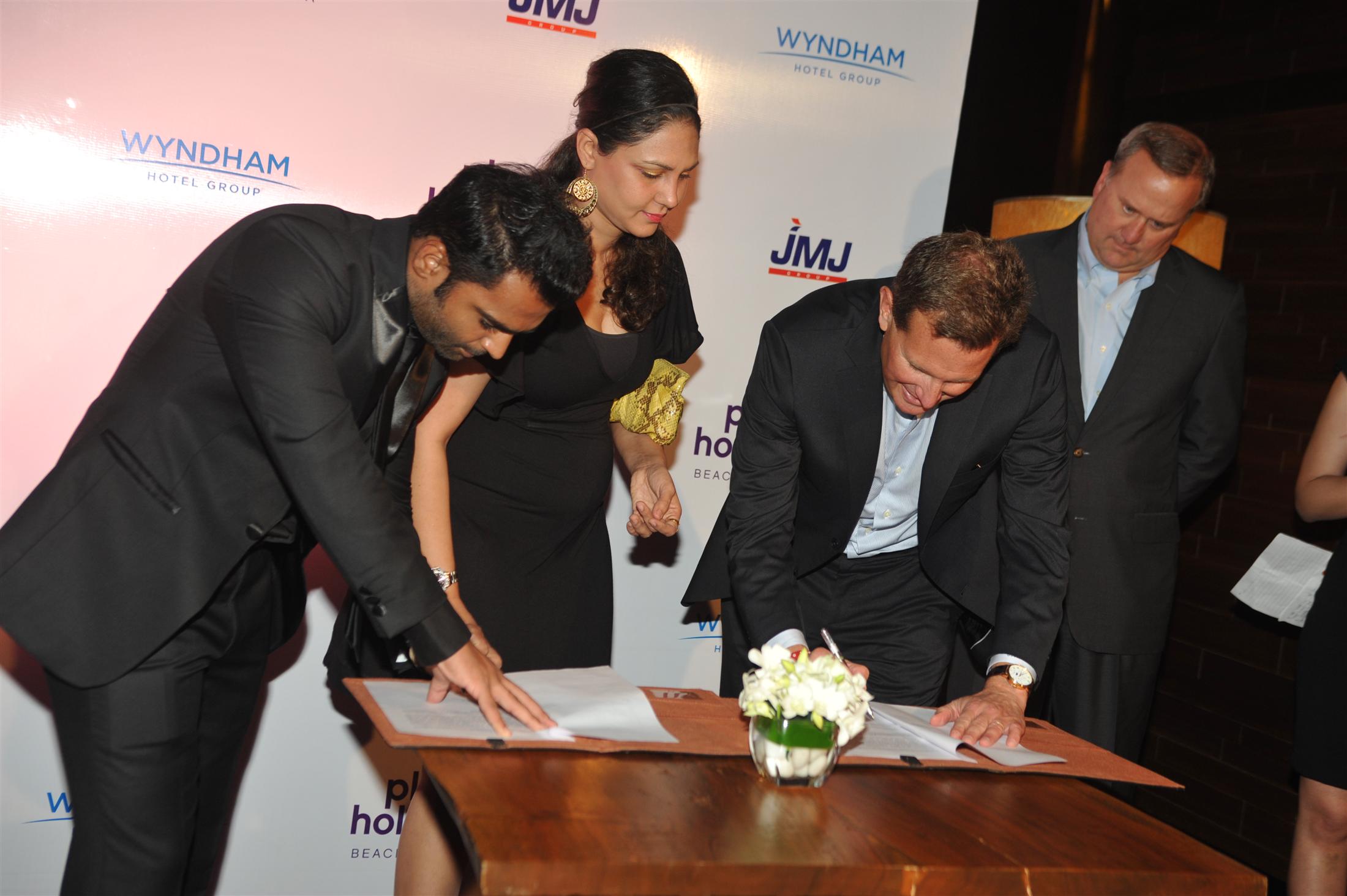 Gauri Khan at First Planet Hollywood Hotel In India Signing Ceremony