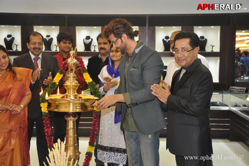 Hrithik Roshan Inaugurates Joyalukkas Showroom