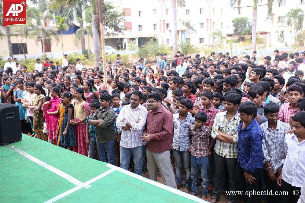 Hrudayam Ekkadunnadi Team College Tour