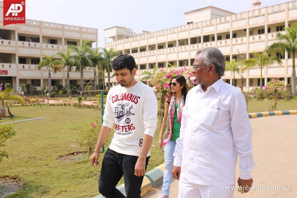 Hrudayam Ekkadunnadi Team College Tour