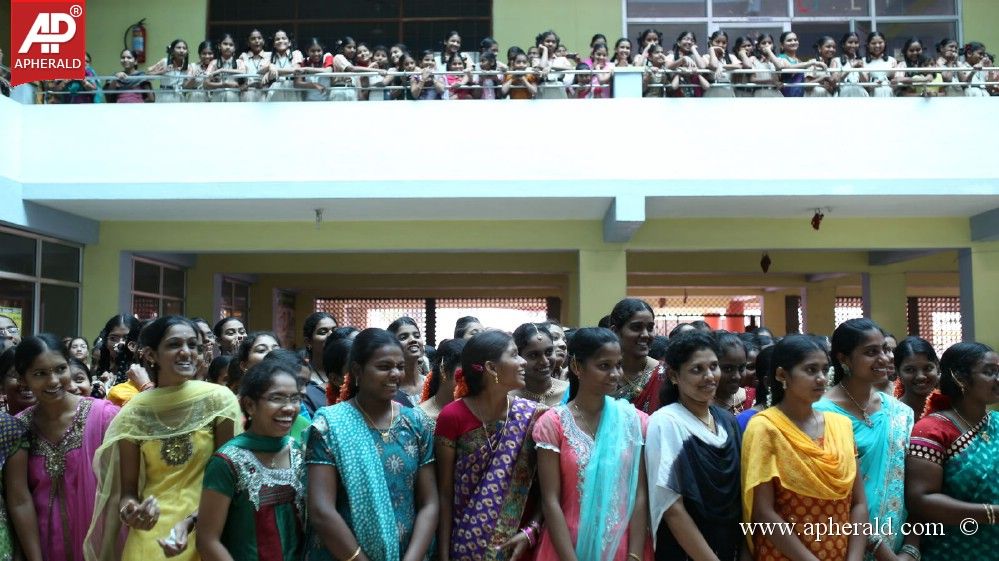 Hrudayam Ekkadunnadi Team College Tour