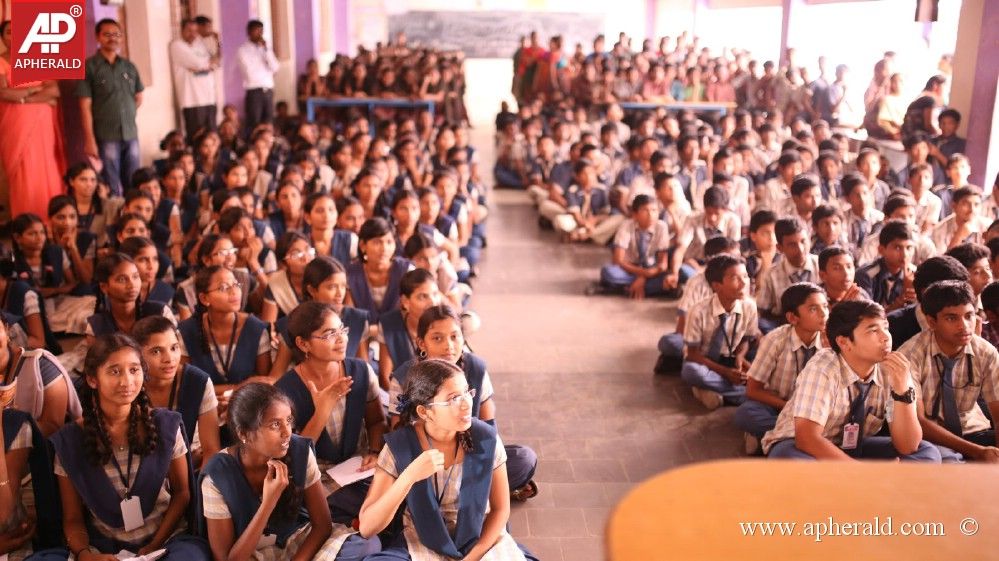 Hrudayam Ekkadunnadi Team College Tour