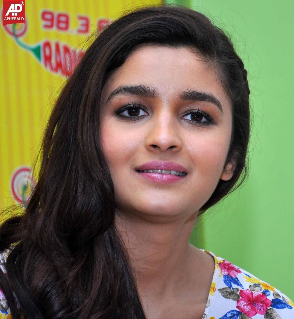 Humpty Sharma Ki Dhulhania Movie Team At Radio Mirchi 98.3