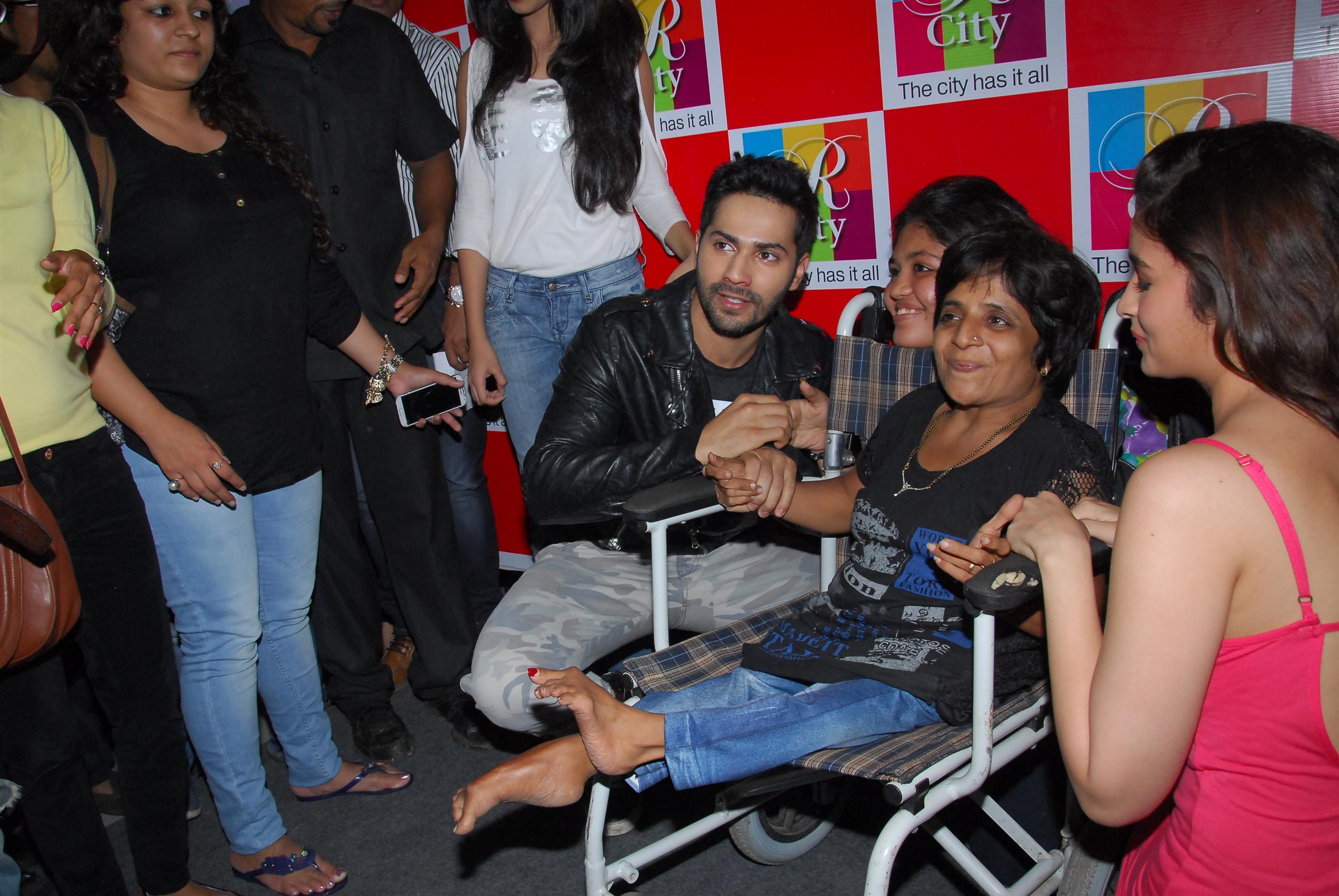 Humpty Sharma Ki Dulhania Movie Promotion At R City Mall