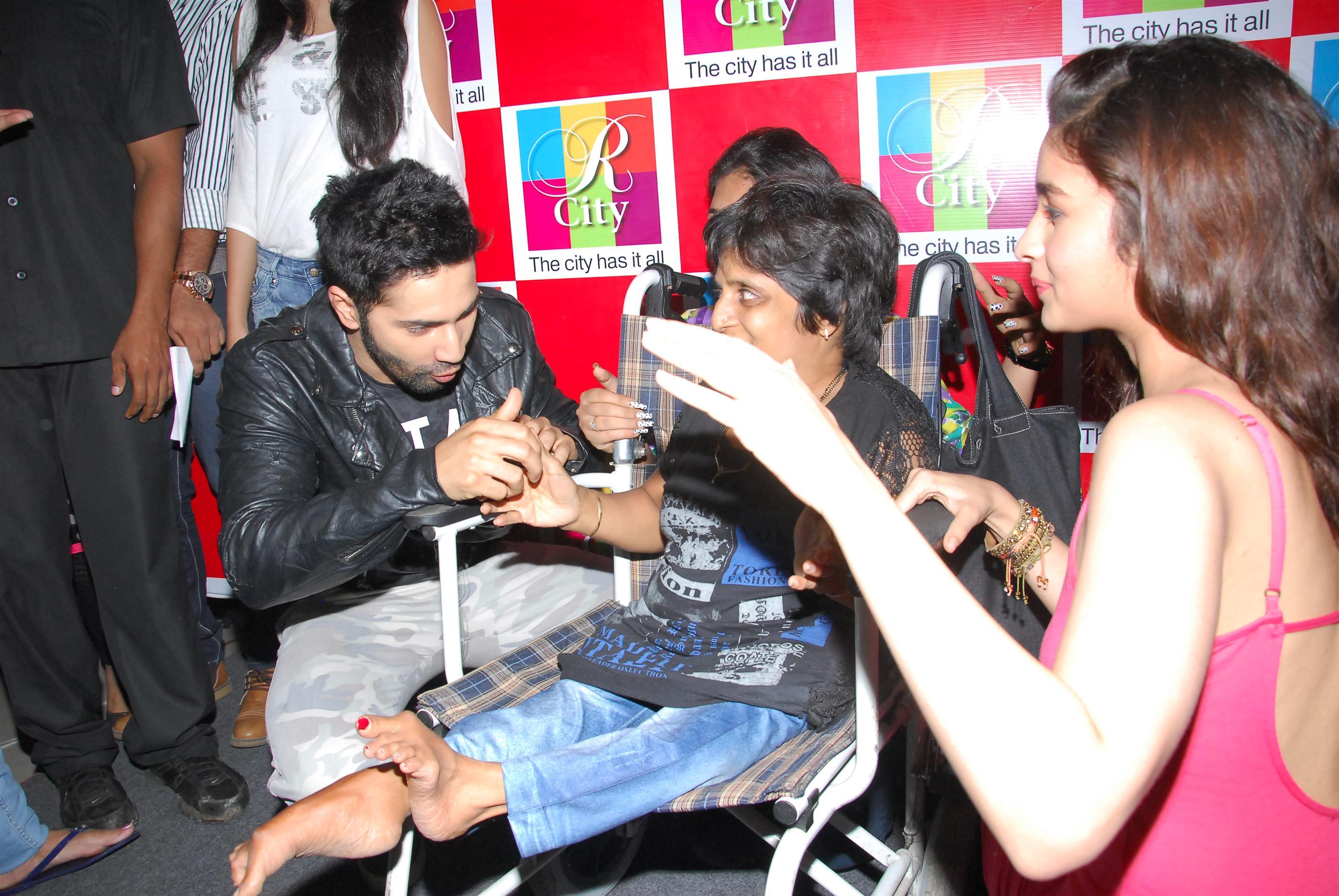 Humpty Sharma Ki Dulhania Movie Promotion At R City Mall