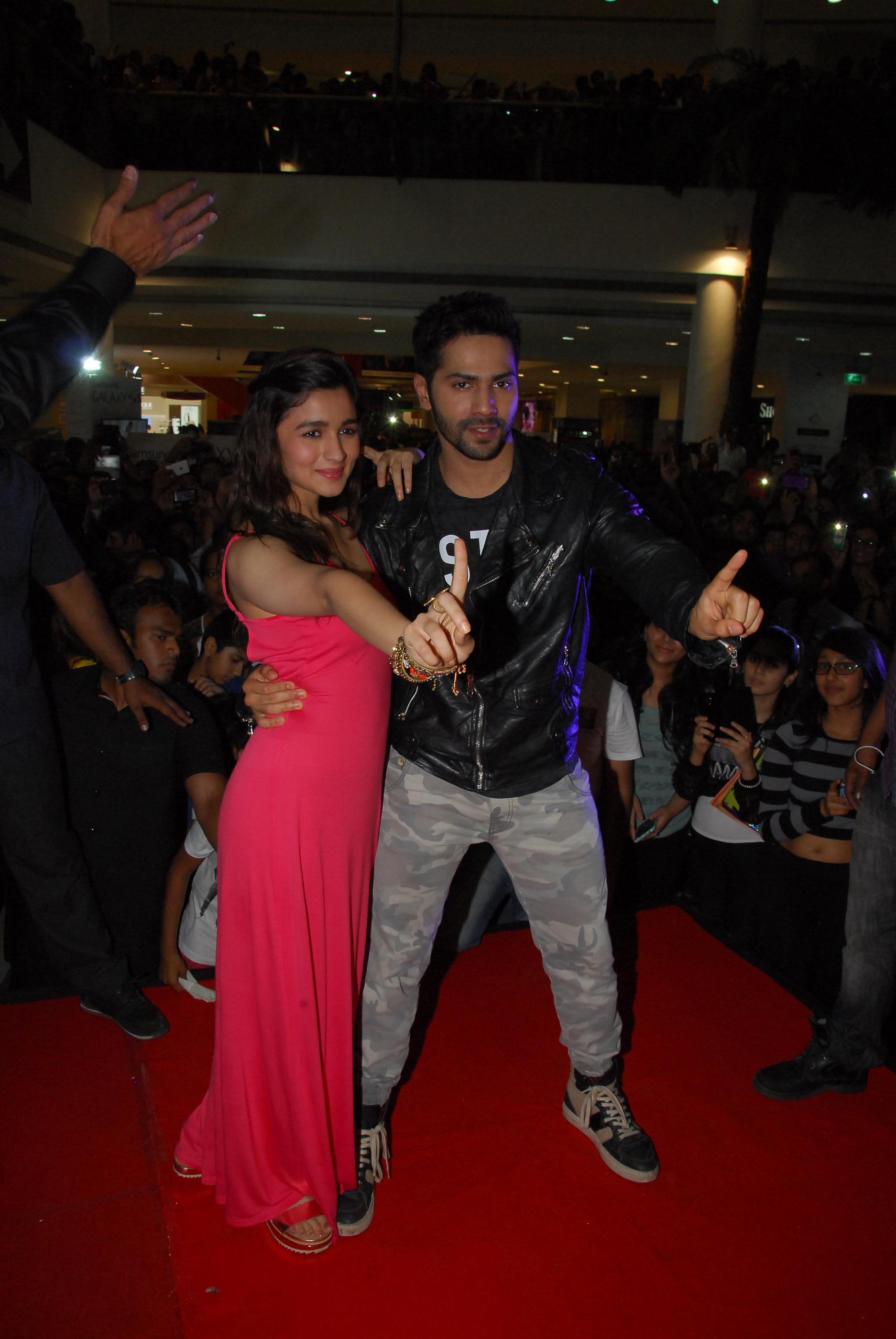 Humpty Sharma Ki Dulhania Movie Promotion At R City Mall