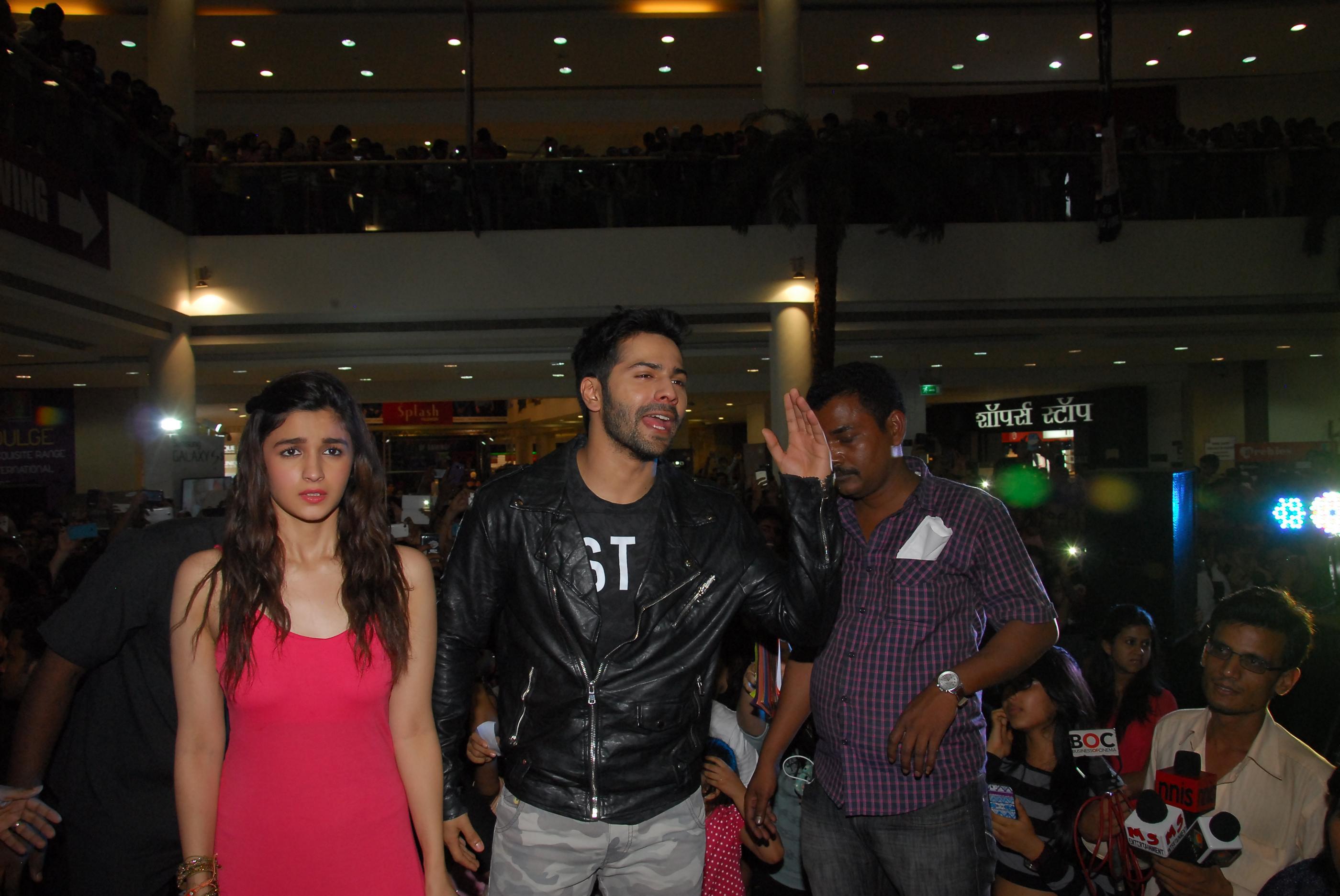 Humpty Sharma Ki Dulhania Movie Promotion At R City Mall